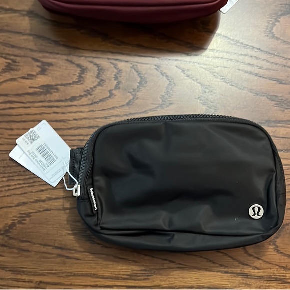 Lululemon Everywhere Belt Bag. Black. NWT. - Picture 2 of 6